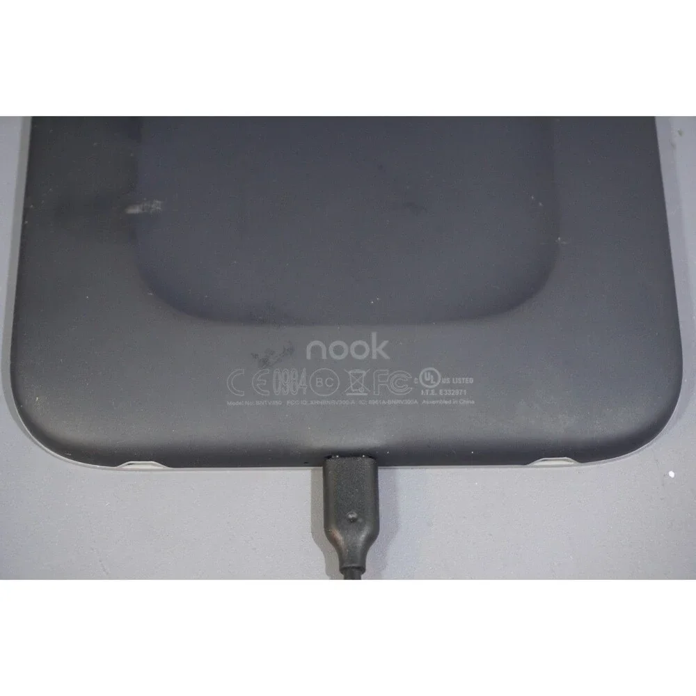 Barnes & Noble Nook Simple Touch GlowLight BNRV350 Bundle w Cover & Cable